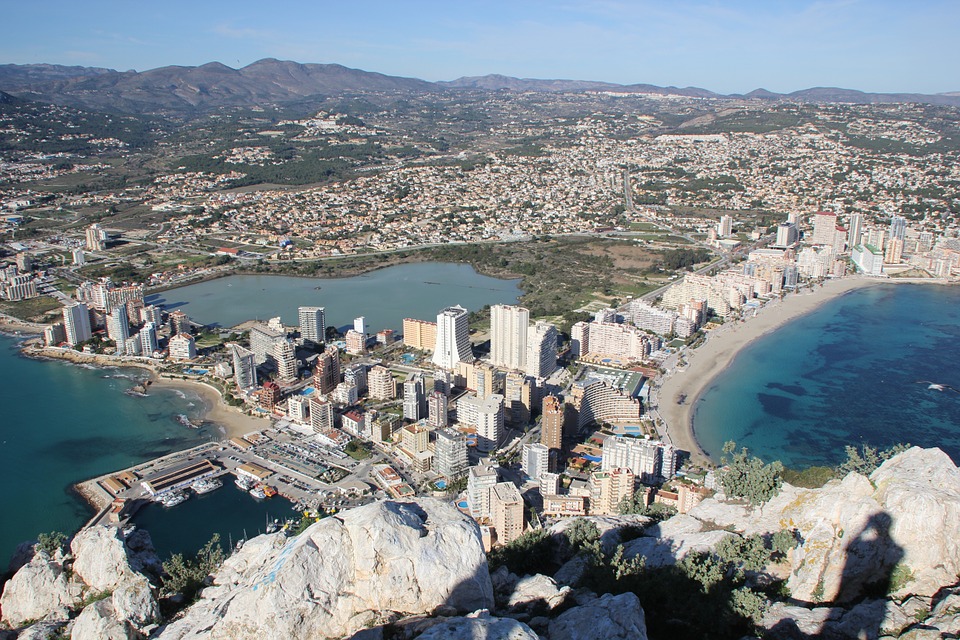 Alicante reprezintă una dintre cele mai frumoase destinații de vacanță. Orașul din Valencia te întâmpină cu peisaje superbe și multe mijloace de distracție.